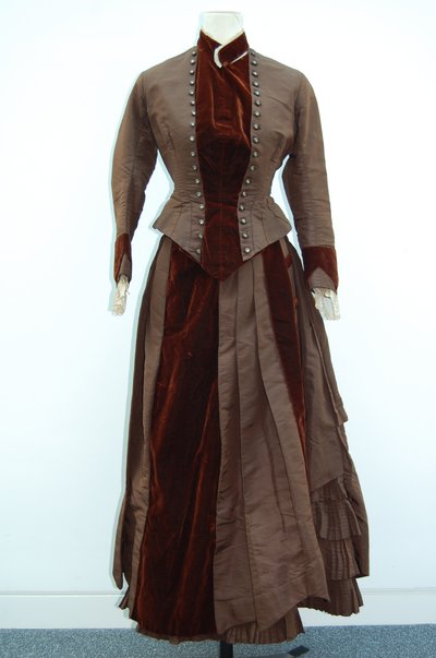 Vestito marrone (gonna e giacca piccola), c.1875 da English School