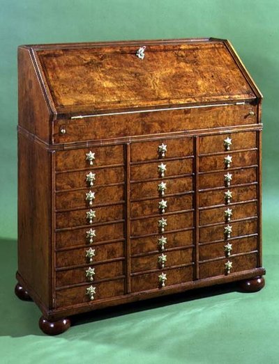 Bureau con molti piccoli cassetti e piedi a cipolla, c.1710 da English School