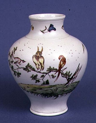 Vaso di Chelsea di forma balustre larga decorato con uccelli probabilmente dipinto da O