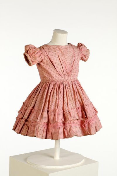 Vestito da bambino con maniche a sbuffo e gonna arricciata, stampato con motivo a pois rosa, c.1850 da English School