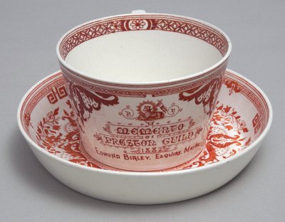 Tazza da tè commemorativa e piattino con la scritta A Memento of Preston Guild 1882, Minton, Inghilterra, c.1882 da English School