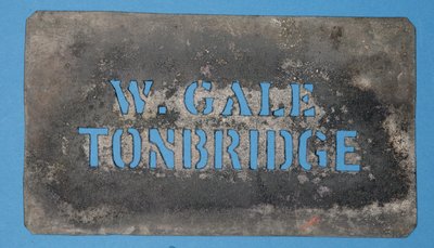 Stencil in rame di W. Gale, Tonbridge da English School