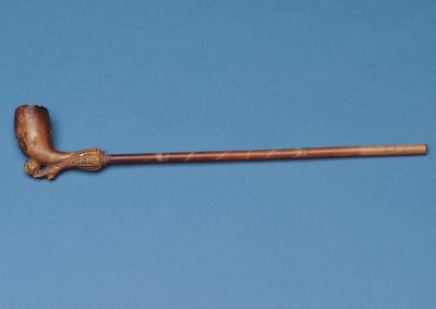 Pipa da coppa con gambo di bambù e stivale scolpito che calcia una palla sotto da English School