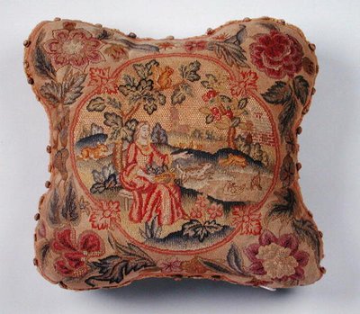 Cuscino, ricamato in petit point, raffigurante una donna in un paesaggio da English School