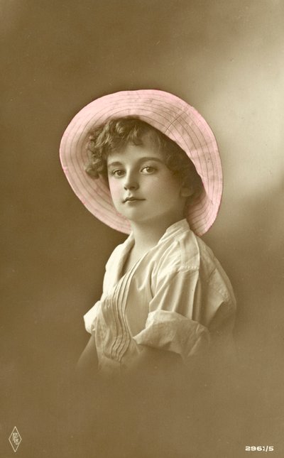 Ragazzo carino con cappello rosa da English School