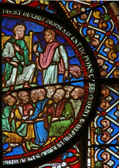 Dettaglio della vetrata est della Cappella della Trinità raffigurante Mosè e gli Israeliti da English School