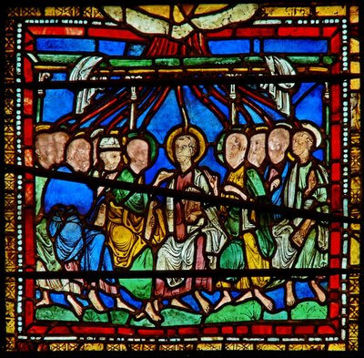 Dettaglio della vetrata est della Cappella della Trinità raffigurante la Pentecoste da English School