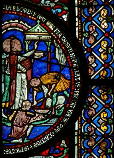 Dettaglio della vetrata est della Cappella della Trinità raffigurante la Pasqua e il segno del Tau da English School