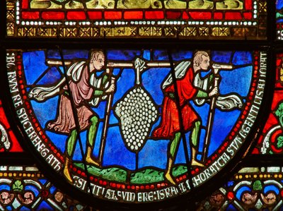 Dettaglio della vetrata est della Cappella della Trinità raffigurante le spie e l