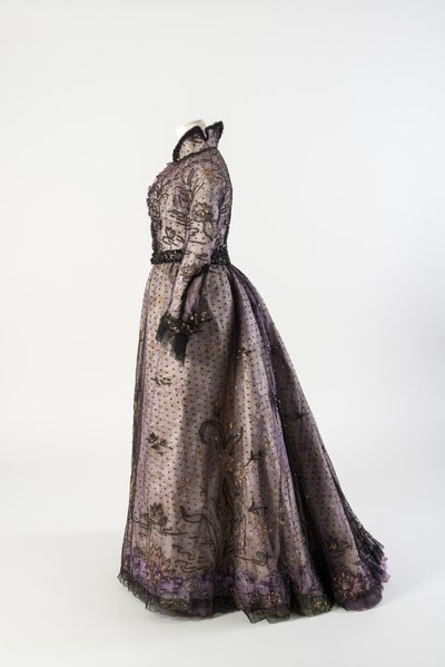 Vestito di seta satinata bianca e viola con uno strato esterno di rete nera da English School