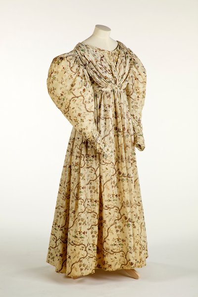 Vestito stampato con un motivo floreale e di rami su tessuto crema con motivo a griglia nella trama, c.1830-35 da English School
