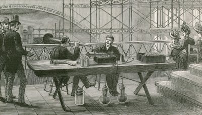 Il fonografo perfezionato di Edison in uso nella galleria stampa durante il Festival di Handel al Crystal Palace da English School