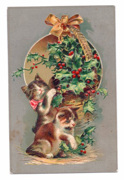 Cartolina edoardiana di due gatti che giocano con un agrifoglio, 1910 circa (litografia a colori) da English School