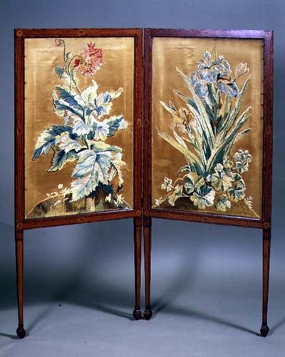 Schermo Sheraton ricamato a due ante con intarsi in legno di satin, fine XVIII secolo da English School