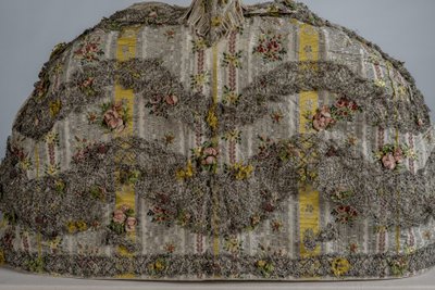 Mantua (gonna) della bambola di moda da English School