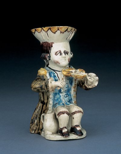 Boccale Toby violinista, il suo cappello con bordo smerlato marrone e giallo, i suoi capelli marroni incisi e legati en queue con una rosetta bianca, in un soprabito marrone lavato, c.1770 da English School