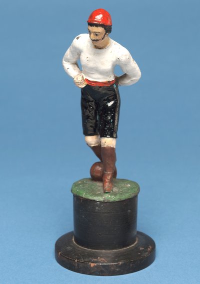 Calciatore con la palla ai piedi da English School