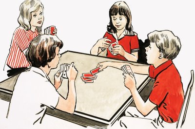 Quattro bambini che giocano a carte da English School