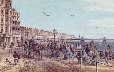 Veduta generale delle persone sulla passeggiata a Brighton da English School