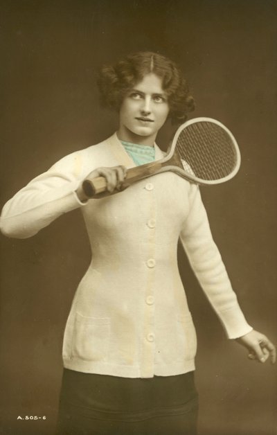 Ragazza con racchetta da tennis da English School