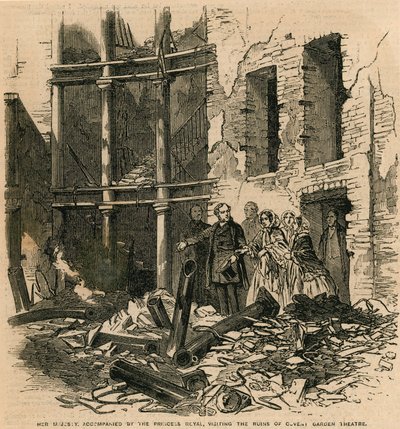Sua Maestà, accompagnata dalla Principessa Reale, visita le rovine del Covent Garden Theatre, Londra da English School