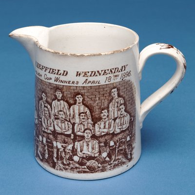 Brocca decorata con la squadra dello Sheffield Wednesday, 1896 (ceramica) da English School