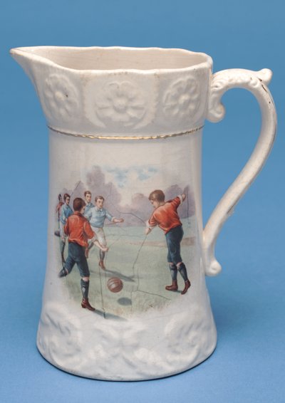 Brocca con design a stampa transfer di una partita di calcio (ceramica) da English School