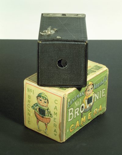 Fotocamera Kodak Brownie con scatola originale, c.1902 da English School