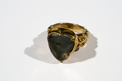 Grande anello indossato da William of Wykeham da English School