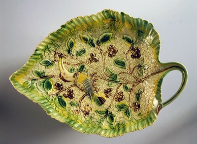 Piatto a forma di foglia decorato con viti e uccello esotico, 1760-70 da English School