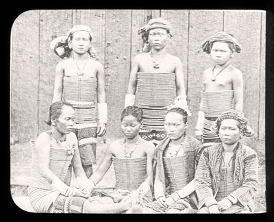 Diapositiva della Lanterna Magica che mostra Donne della Tribù Sea Dyas, Borneo c.1900 da English School