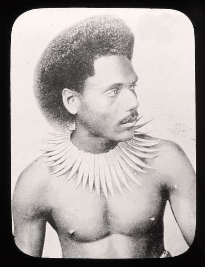 Diapositiva della Lanterna Magica che mostra un Capo Fijiano in costume tradizionale c.1900 da English School