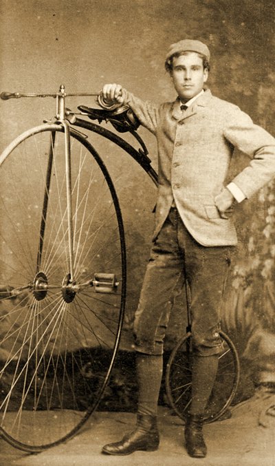 Uomo in piedi accanto al suo Penny-Farthing, c.1890 (foto in b/n) da English School