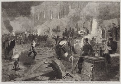 Membri del corpo dei volontari dei fucilieri del South Middlesex al lavoro alla luce delle torce nei giardini di Burlington House, Piccadilly, liberando il terreno per il capannone di addestramento (incisione) da English School