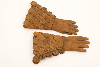 Guanti corazzati in pelle da uomo, c.1600-50 da English School