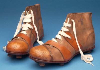 Paio di stivali speciali per la finale di coppa con motivo a intreccio stampato sulle punte, c.1910 da English School
