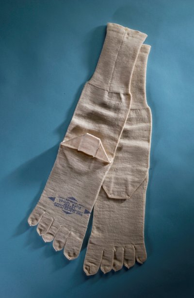 Paio di calze a maglia lunghe fino alla caviglia con dita separate, calze digitali del Dr Jaeger, fine XIX secolo (lana) da English School