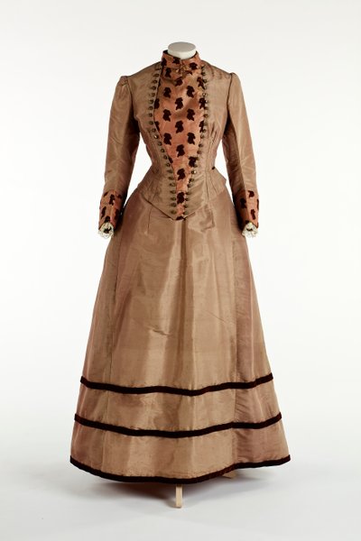 Vestito color prugna chiaro, c.1885 da English School