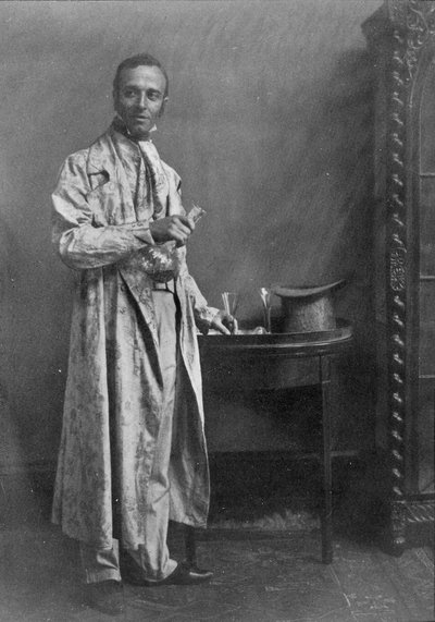 Fotografia di un cappotto grigio mattutino di chintz fiorito con pantaloni di nankeen, tratto da Old English Costumes: A sequence of fashions through the 18th and 19th Centuries da English School