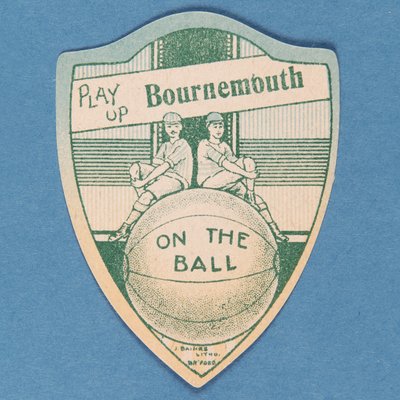 Gioca su Bournemouth, carta Baines a forma di scudo e due calciatori seduti su un grande pallone da calcio, 1888-89 da English School