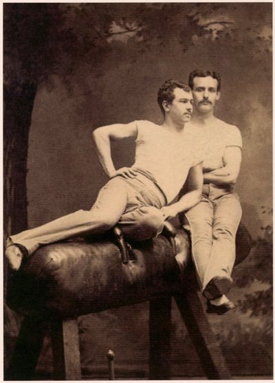 Ritratto di due ginnasti che posano su un cavallo con maniglie c.1899 (foto b/n) da English School