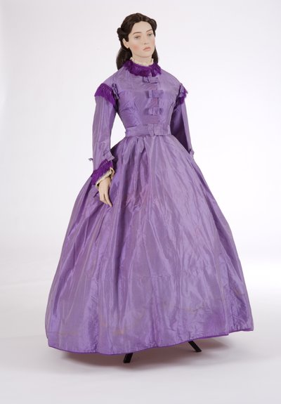 Abito da giorno viola, 1860 (taffetà di seta a righe) da English School