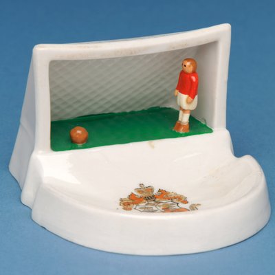 Raro souvenir araldico di Douglas, Isola di Man, raffigurante un portiere nella sua porta (ceramica) da English School