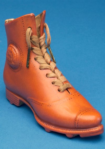Replica di uno scarpone da calcio con lacci marcati con il brevetto Stevens (ceramica) da English School