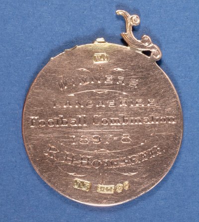 Retro di una medaglia del Preston North End Football Club, 1897-98 da English School