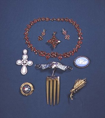 Set di collana e orecchini di rubino; spilla di opale e diamante; spilla Pietra Dura; pettine per capelli con smalto Plique-a-jour da English School