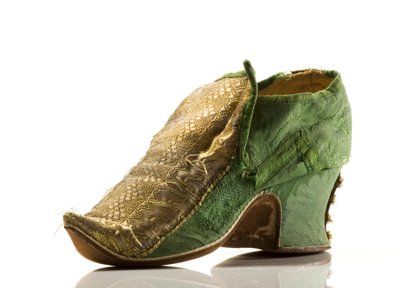 Scarpa, 1720 (damasco di seta e filo di metallo dorato) da English School