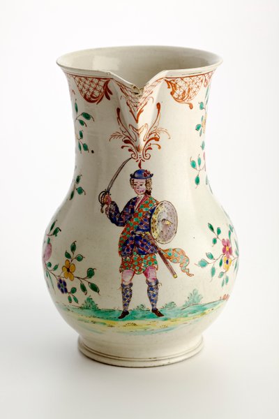 Brocca Staffordshire decorata con figura in costume delle Highlands, 1755 da English School