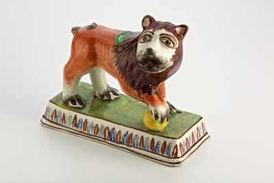 Figura di leone di Staffordshire su base rettangolare, c.1800-50 da English School