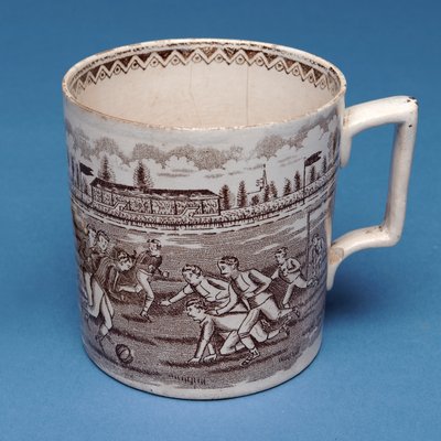 Boccale Staffordshire con stampa seppia di una partita di calcio (ceramica) da English School